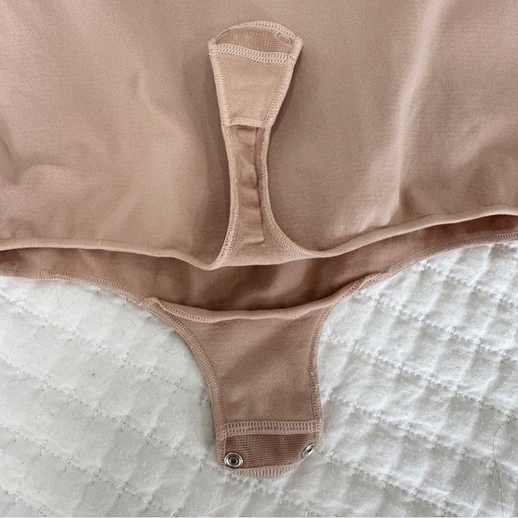 SKIMS Essential Crew Neck Sleeveless Bodysuit - Picture 7 of 9